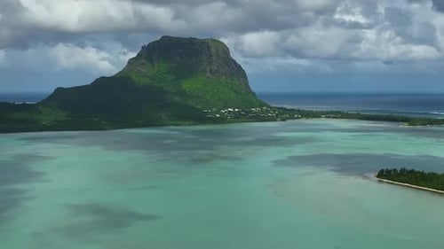 Malerische Landschaft Wilde Natur Tropische Insel mit Rocky Mountains überwucherten dichten grünen Dschungelbaum