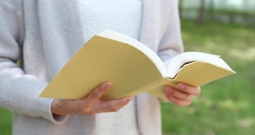 Livre de lecture en plein air