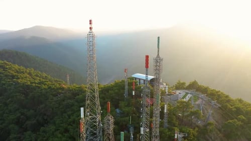Torres de comunicación con antenas en montañas