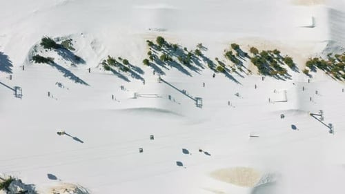 Images aériennes par Drone de skieurs et de snowboarders sur le mont de ski de Mammoth Lake