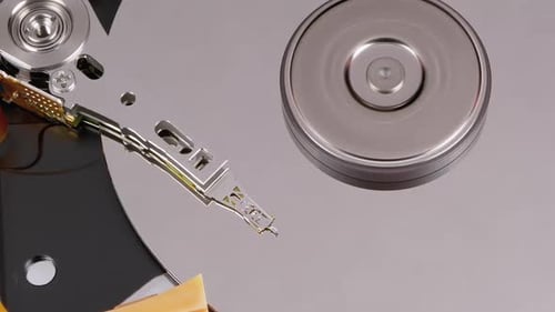 Festplattenlaufwerk mit rotierender Platte geöffnet. Bewegung des Schreibens Magnetkopf