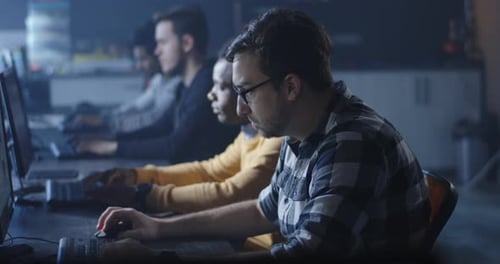 Programadores que trabajan en una oficina común