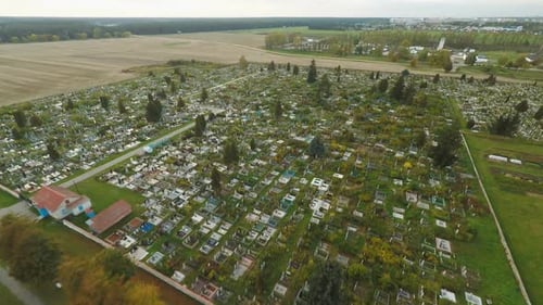 Photo aérienne du cimetière du cimetière montrant les pierres tombales et les pierres tombales des tombes