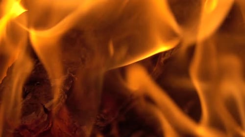 Closeup de fogo ardente na câmera lenta da lareira