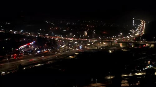 Vista aérea del cruce de carreteras en un lapso de tiempo nocturno