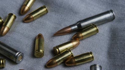Filmmusik rotierende Aufnahme von Kugeln auf einer Stoffoberfläche - BULLETS 091