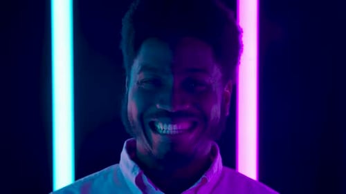 Retrato: joven y elegante cámara de aspecto afroamericano se regocija y celebra la victoria