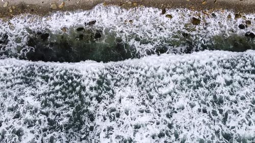 Wunderschöne Meereswellen. Schaumige Welle, Wasserstruktur. Weite Landschaft des Meeres