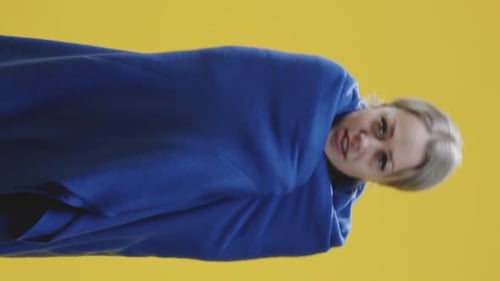 Jeune femme ayant des frissons