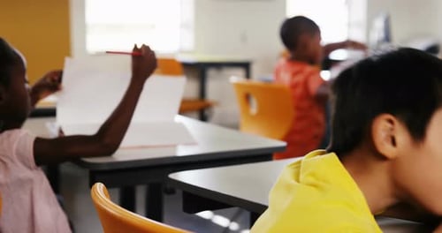 Crianças da escola estilizando na sala de aula