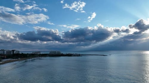 Bewölkter blauer Sonnenuntergang auf See Türkei Alanya 4 K