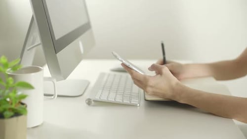 Smartphone verwenden und Notizen schreiben