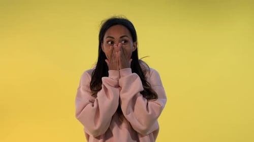 La mujer africana está muy contenta de que sus expectativas se hayan hecho realidad