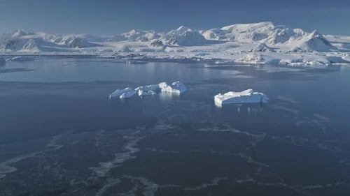 Survol de l'Antarctique, de l'océan polaire, de Snow Mountain