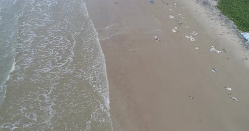 Lixo, plástico, lixo, garrafa... poluição ambiental na praia