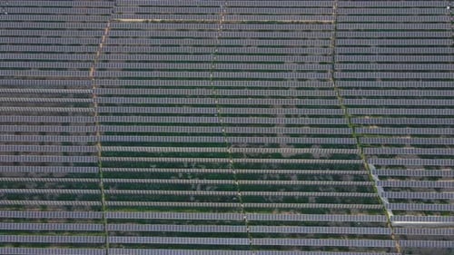 Luftaufnahme eines riesigen Solarkraftwerks in einem großen Feld. Stromerzeugung aus Sonnenenergie