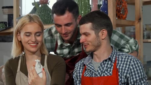 Grupo de jovens escultores profissionais tirando selfies depois de trabalhar 1080p