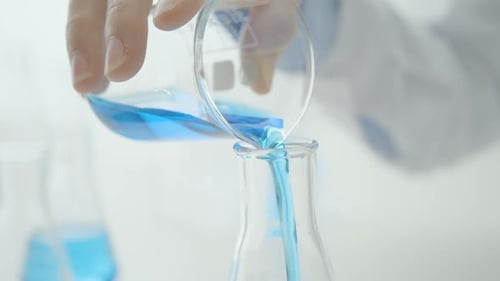 Chemikalie gießen