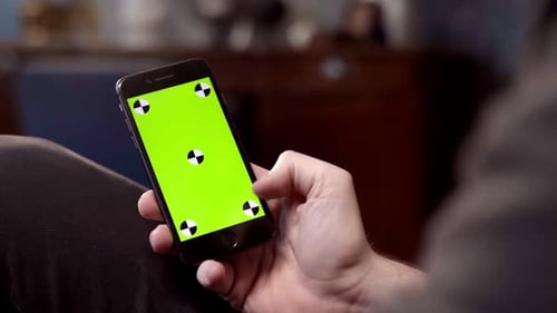 Mann benutzt Handy zu Hause