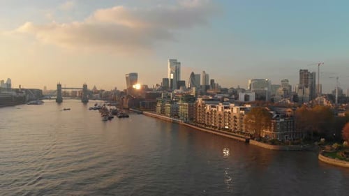 Slider-Drohne schoss über die Londoner Themse in Richtung Sonnenuntergang im Stadtzentrum