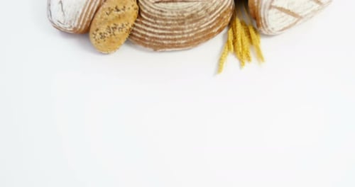 Verschiedene Brotsorten mit Weizenkörnern
