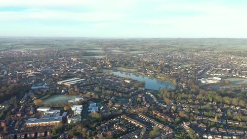 Vista aérea de una ciudad con su catedral y un lago temprano en la mañana