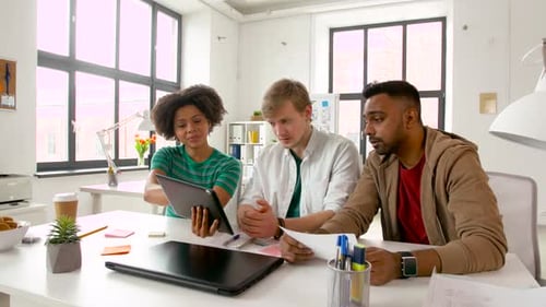Kreatives Team mit Tablet-PC bei der Arbeit bei Office 78