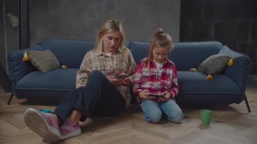 Accro aux téléphones portables, fait du pub familial à la maison