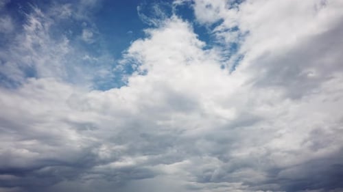 Wolken in schneller Bewegung am Regentag