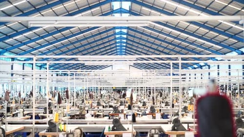 Große Nähmaschinenfabrik im leeren Raumhintergrund
