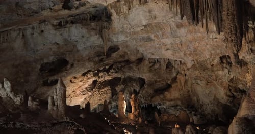 Wunderschöne Landschaft der Lipa-Höhle in Serbien