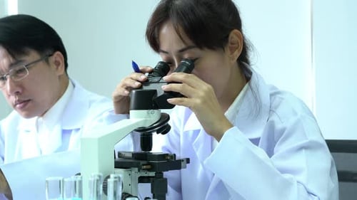 Wissenschaftler arbeitet im Labor
