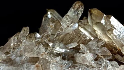 Bergquarz-Kristall Dreht sich auf einem schwarzen Hintergrund. Makro