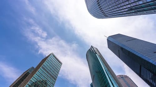 Zeitraffer eines modernen Bürogebäudes in Shanghai, China