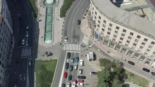 Magnifique vol à bord d'un Drone dans les rues de la ville