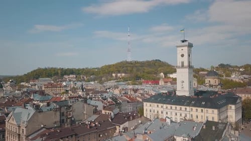 Ville aérienne de Lviv, Ukraine. Ville européenne. Zones populaires de la ville. Hôtel de ville