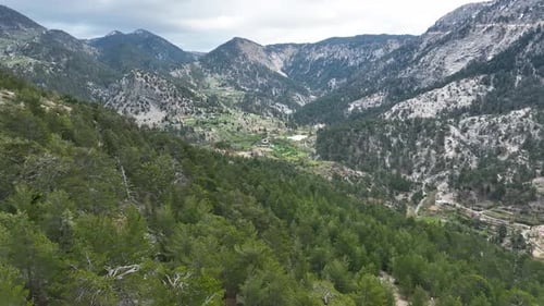 Berglandschaft hoch in den Bergen Luftbild 4 K