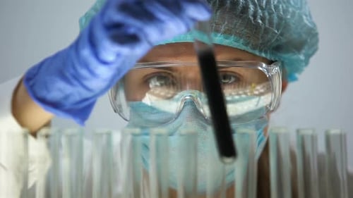 Chercheur examinant la substance noire, l'expertise pétrolière et la qualité des matières premières