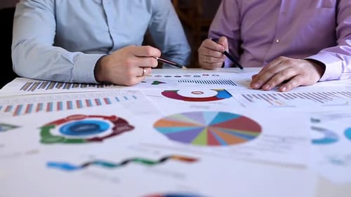 Geschäftspartner arbeiten zusammen