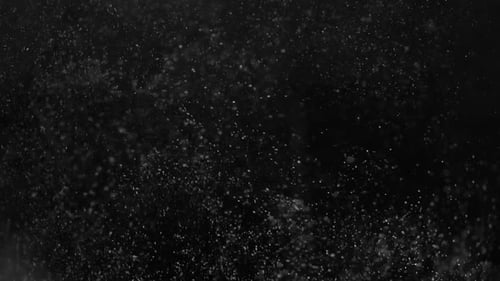 Burbujas de agua sobre un fondo negro. De cerca