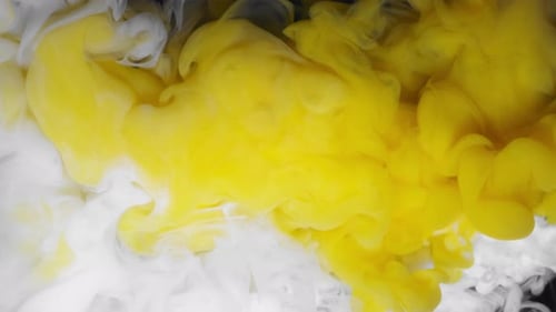 Tinta amarela colorida, espalhando-se na água e caindo fumaça cor de limão, limpa a moldura