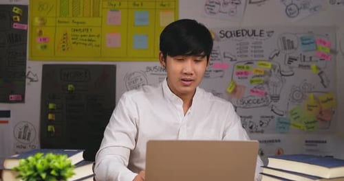 Empresário de sucesso se senta na mesa de trabalho com um laptop trabalhando