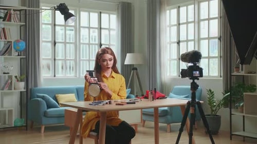 Una bloguera transgénero influyente habla sobre el maquillaje. Blogger habla sobre tratamientos de belleza facial
