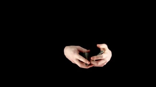 Talanted Magician mischt die Karten auf ungewöhnliche Weise auf Schwarz