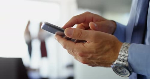 Geschäftsmann nutzt Handy im Büro 4k