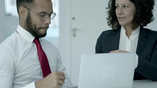 Fröhlicher Geschäftsmann und Geschäftsfrau mit Laptop