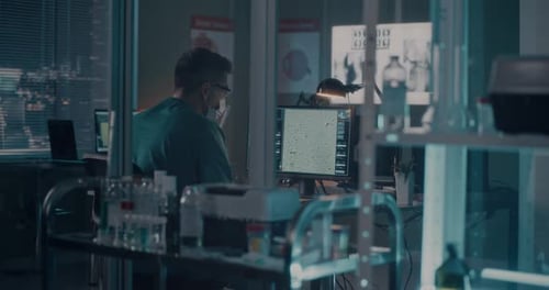 Médecin utilisant un ordinateur en laboratoire