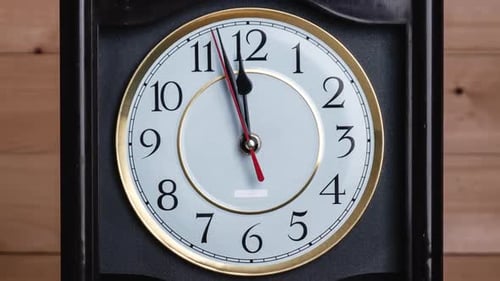 Timelapse de la flecha del reloj vintage gira a las 12 PM o AM Manecillas de giro completo del tiempo