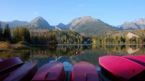 Pintoresca vista otoñal del lago Strbske Pleso en el Parque Nacional de los Altos Tatras