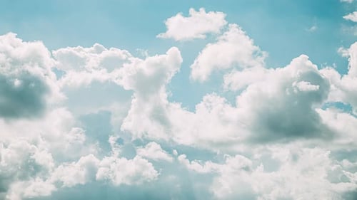 Bewölkter blauer Himmel mit flauschigen Wolken. Natürlicher Hintergrund. KEINE VÖGEL. Zeitraffer
